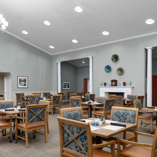 The Waterford at Mesquite Dining Room. A beautiful, bright dining area with many table and a chandelier in Mesquite, Texas.