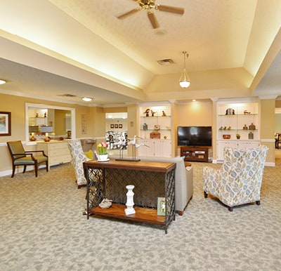 Lounge area with TV and seating at senior living facility in Columbus, Ohio.