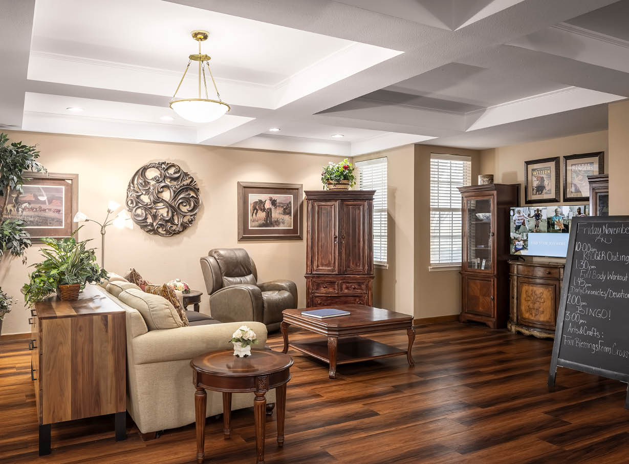 Lounge area with a big-screen TV, comfortable seating and tasteful decorations in Arlington, Texas
