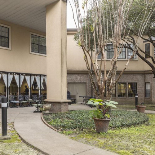 A spacious courtyard with comfortable seating, landscaping and potted plants in Humble, Texas