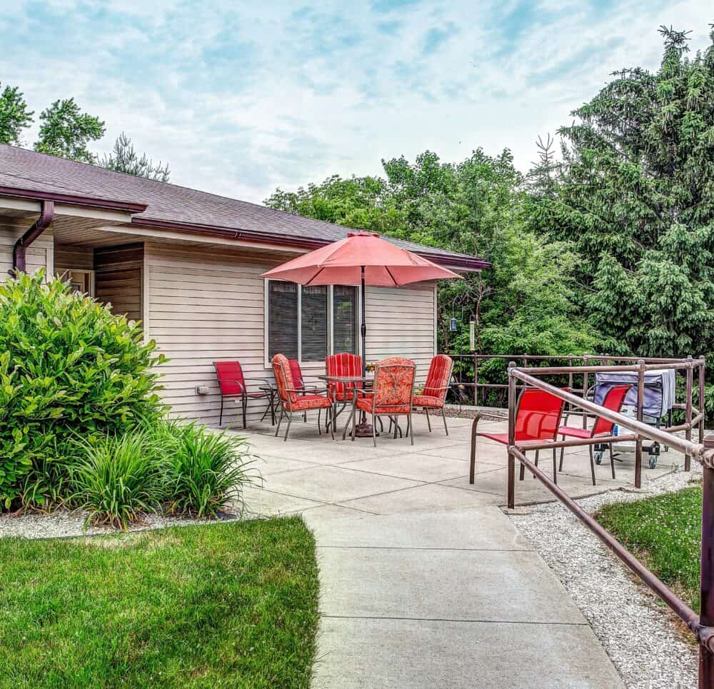 Outside courtyard with a table and chairs at a senior living community located in West Bend, Wisconsin.