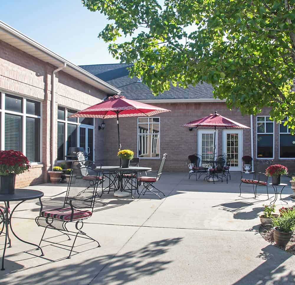 Outdoor courtyard with seating at The Waterford at Ironbridge, a senior living community located in Springfield, Missouri.