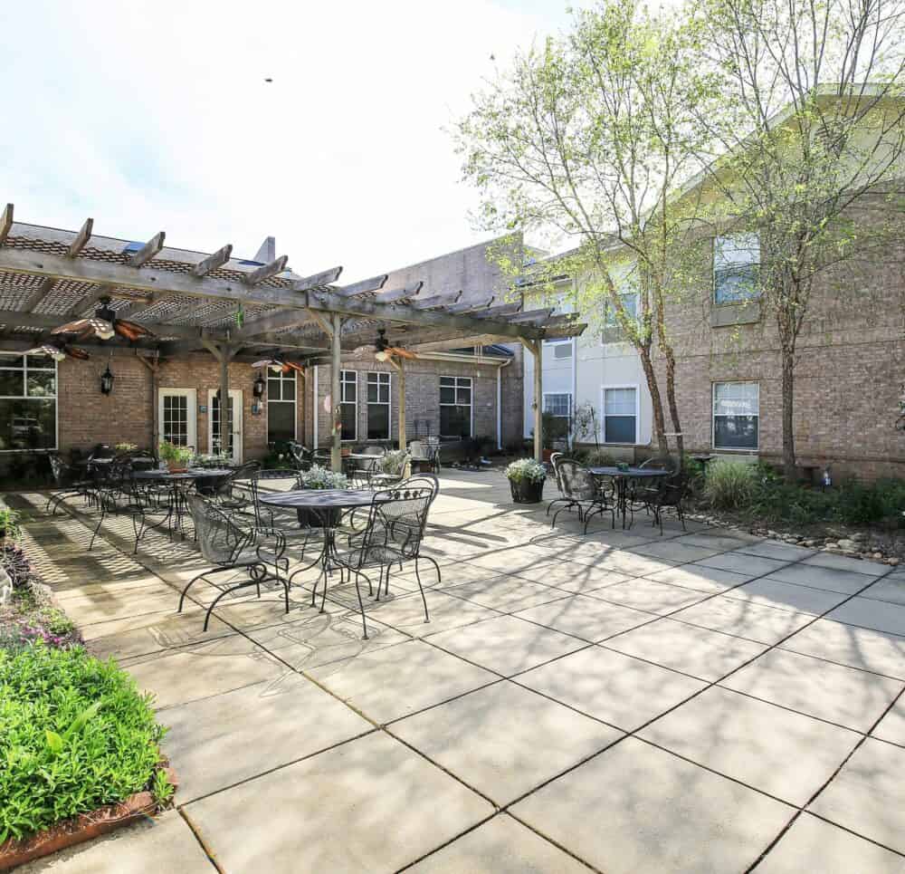 Outdoor courtyard at a senior living community located in Ridgeland, Mississippi.