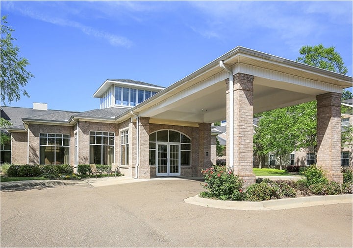 Brick building with large windows, portico entrance and landscaping in Ridgeland, Mississippi.