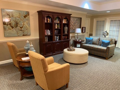 book nook at the woodlands of shaker heights, a senior community in ohio
