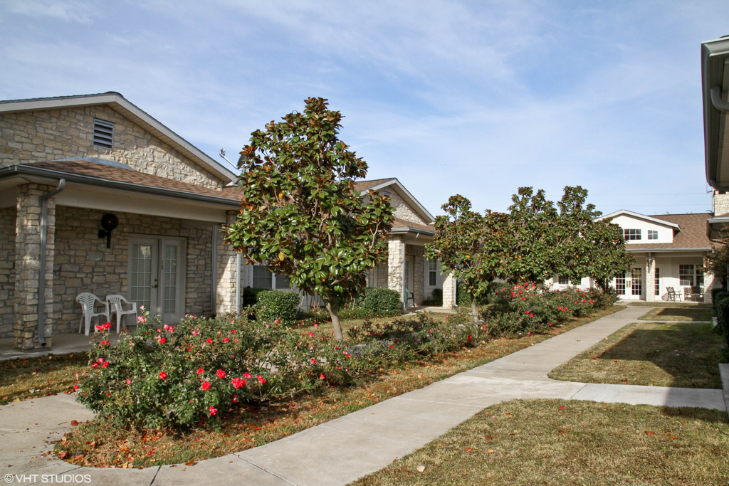 Good Tree_Exterior_Courtyard_01