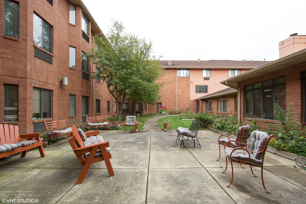 Independence Village of East Lansing_Exterior_Courtyard_01