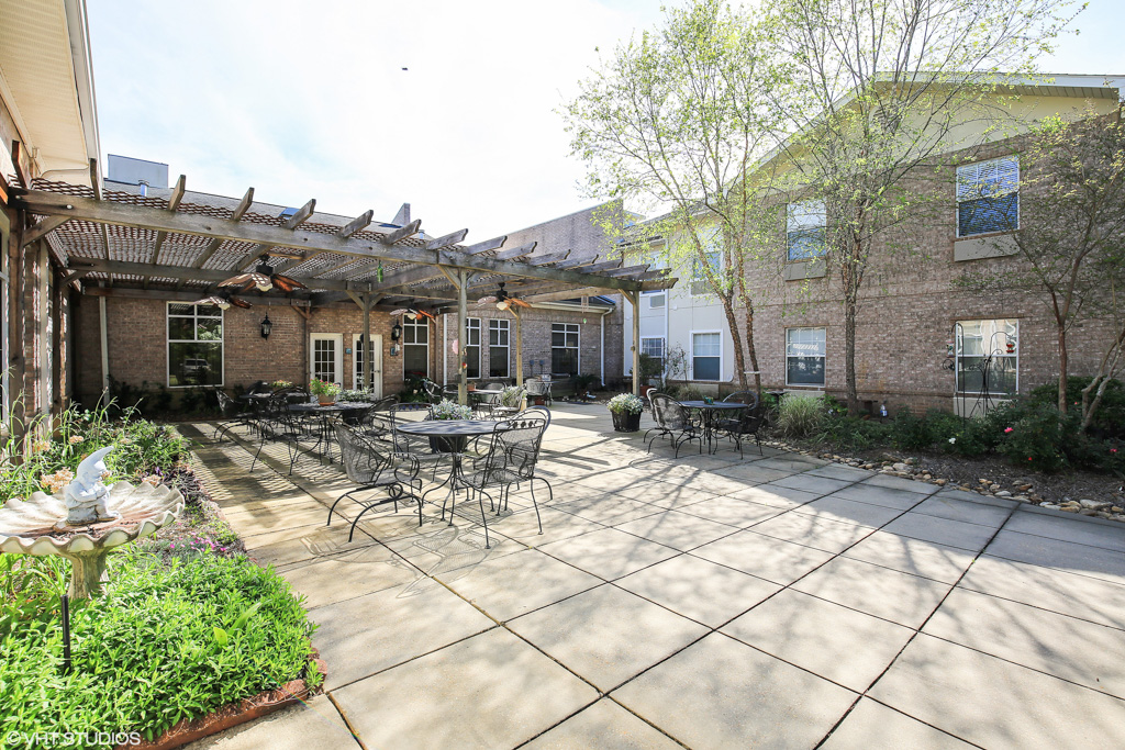 The Waterford on Highland Colony_Exterior_Courtyard_01