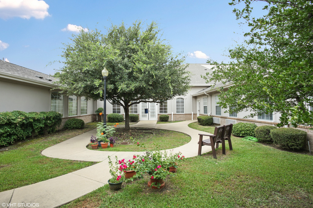 The Wellington at Arapaho_Exterior_Courtyard_01