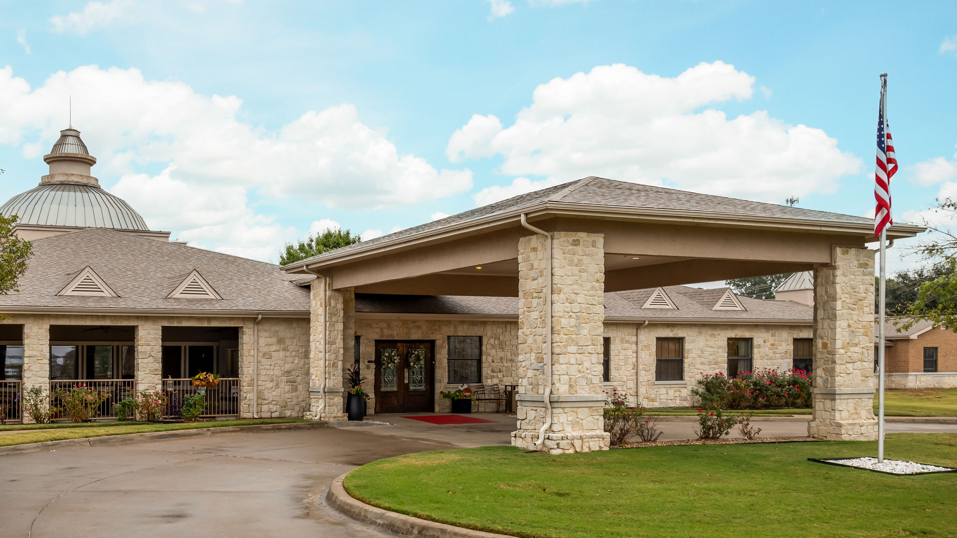 Front entrance of the Courtyards at Lake Granbury senior living community