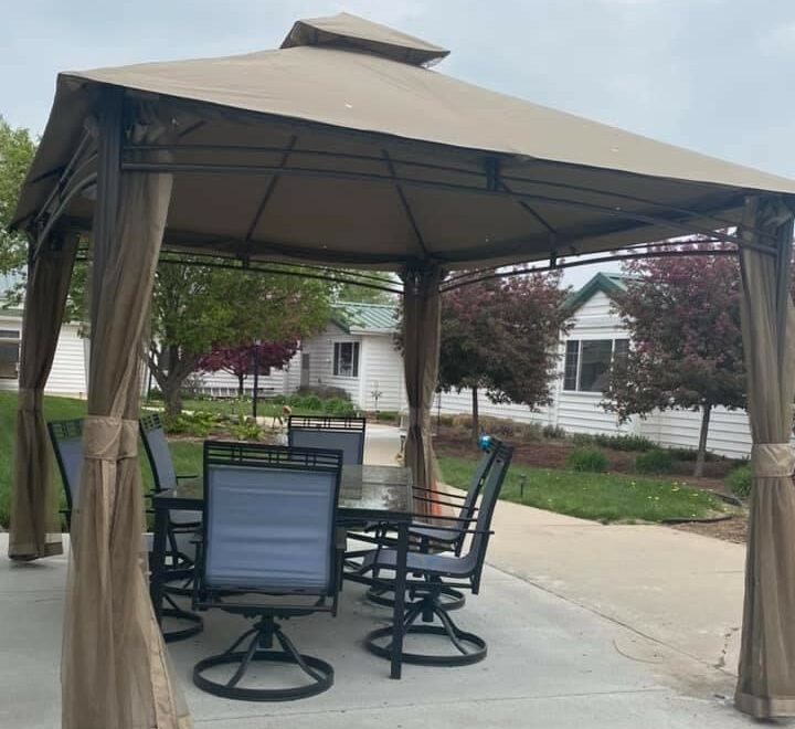 The Waterford at Woodbridge patio with covered table and chairs in Plattsmouth, Nebraska.