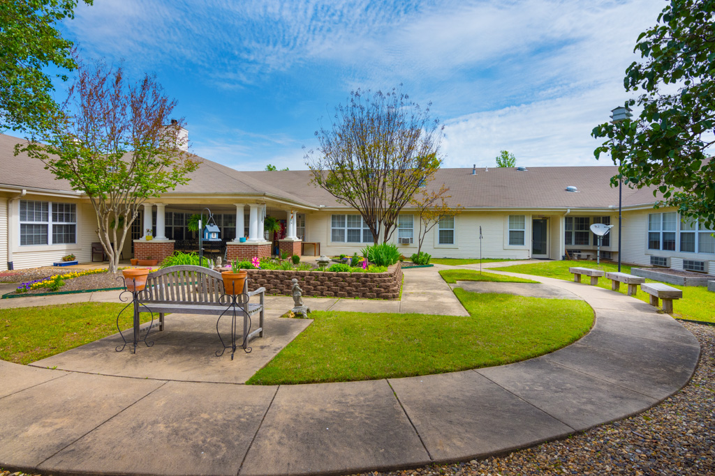Willow Grove of Maumelle_Exterior_Courtyard_01