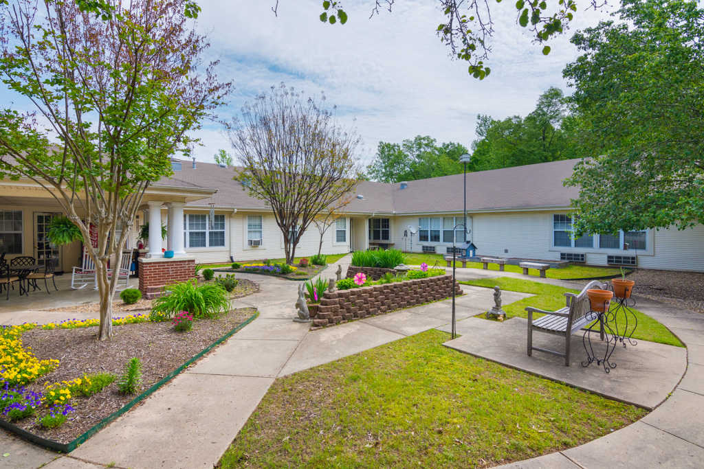 Willow Grove of Maumelle_Exterior_Courtyard_03