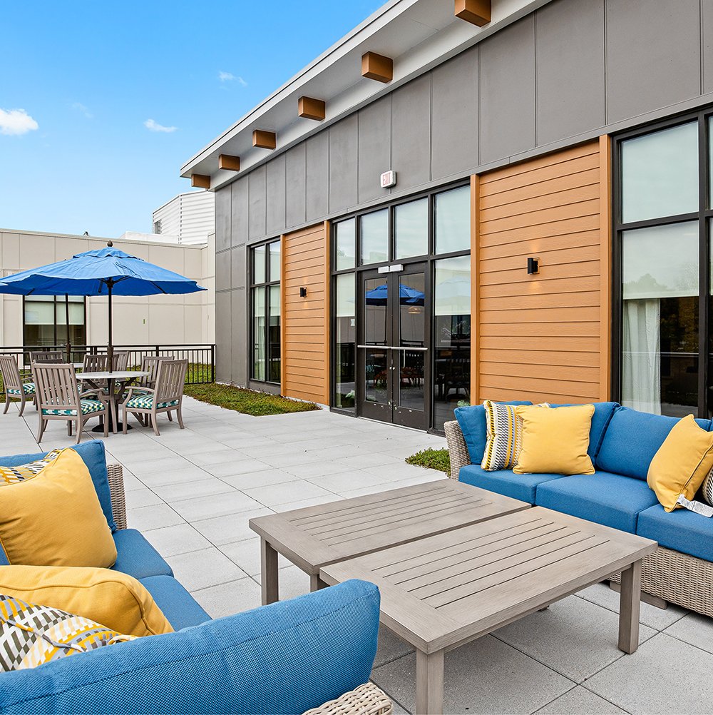 The Ashton at Mayfield Heights courtyard has comfortable outdoor seating