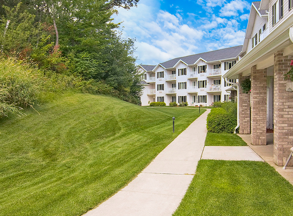 Oakwood Hills courtyard