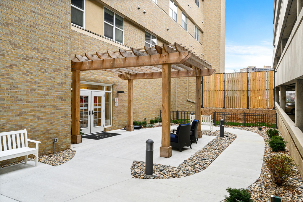 The Ashton on the Plaza_Exterior_Courtyard-Pet_01