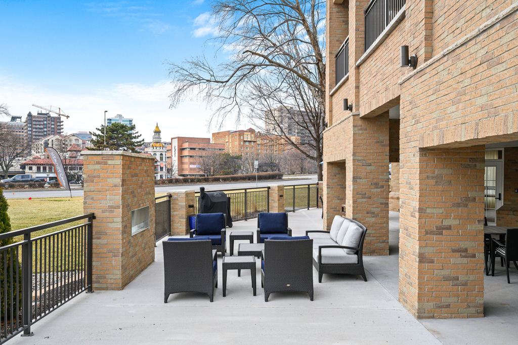 The Ashton on the Plaza_Exterior_Courtyard_04
