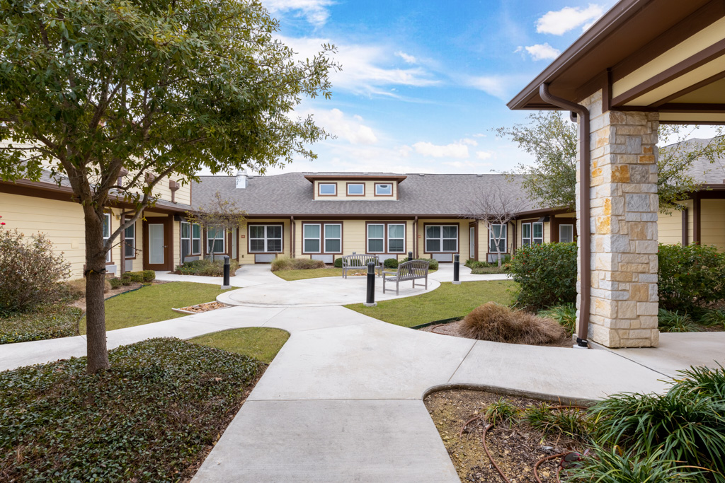 The Waterford at Westover Hills_Exterior_Courtyard_06
