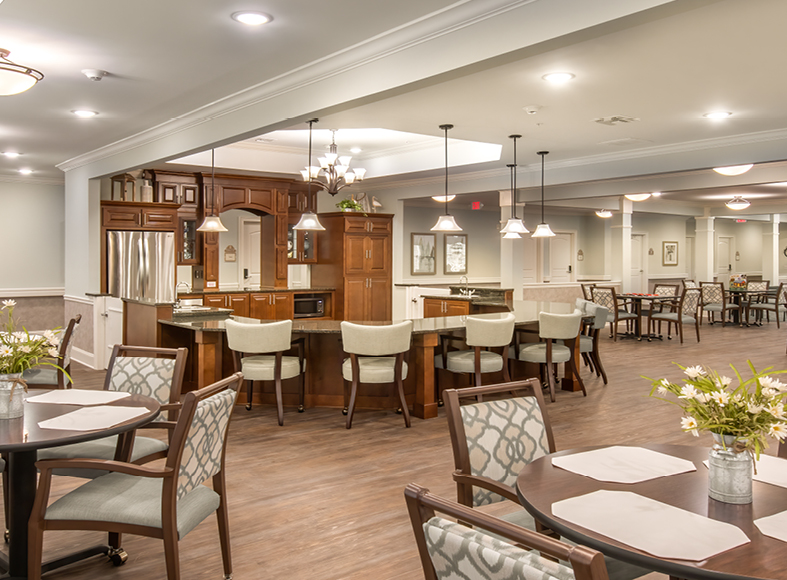 The Addison of Florence dining room includes numerous tables and chairs, as well as a bar area