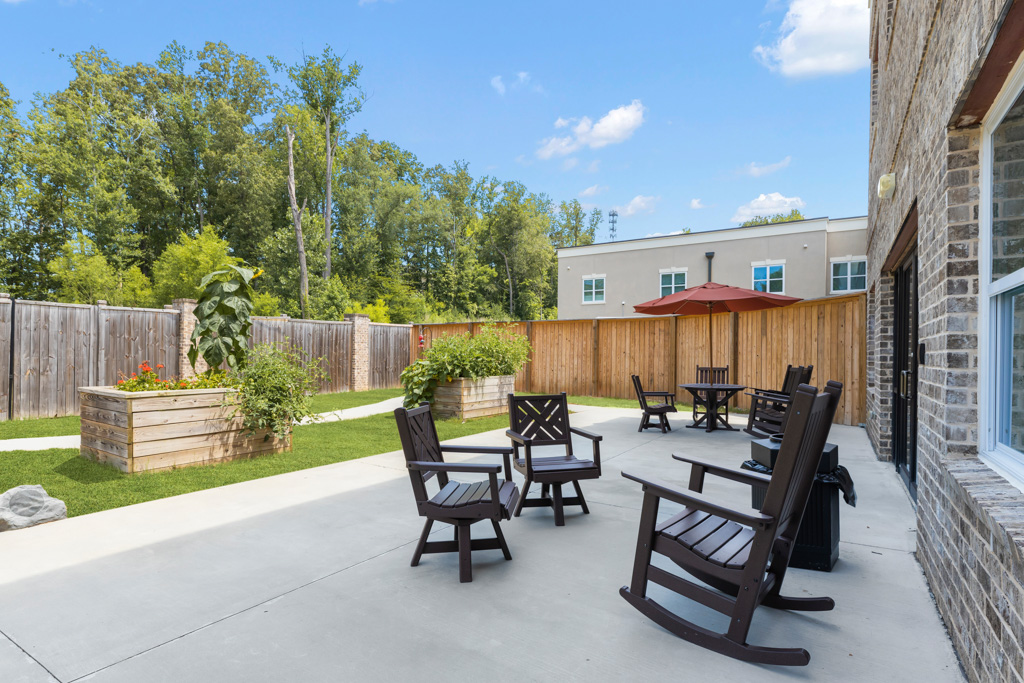 The Addison of Sandy Springs_Exterior_Courtyard_06_Garden