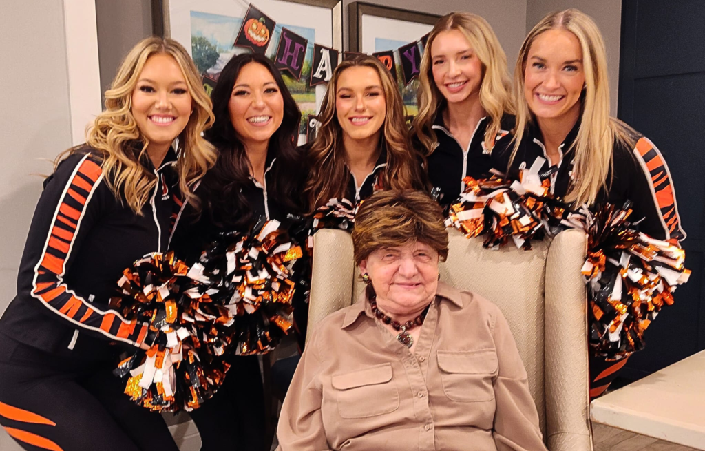 Bengals cheerleaders take photo with resident