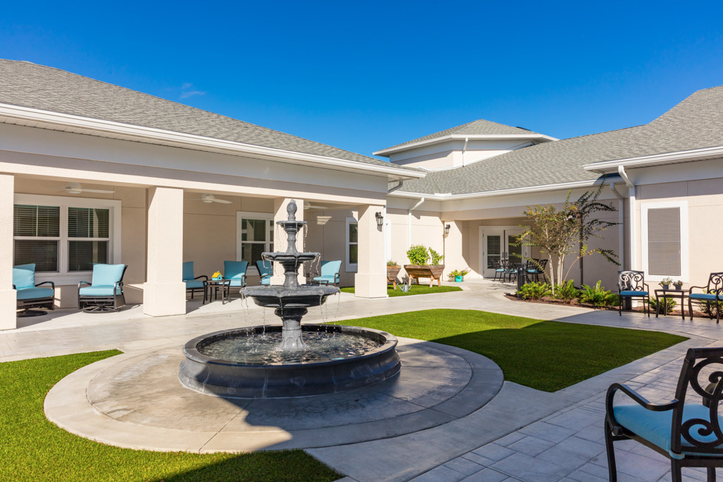 Courtyard with seating at Magnolia Trails at East Lake memory care community in Tarpon Springs, FL.