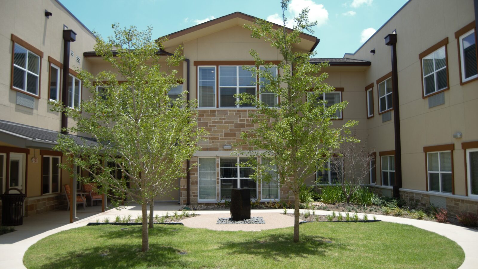 The Jasper of Mansfield Exterior Courtyard 01