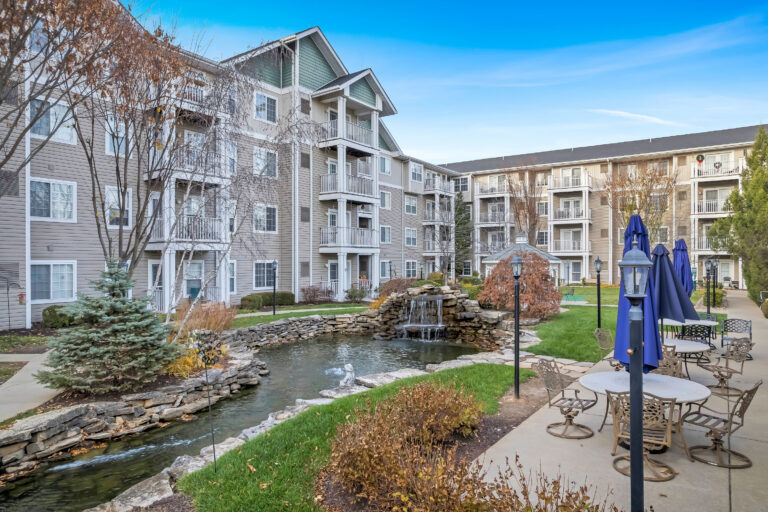 Park Place at Winghaven Exterior Courtyard 01