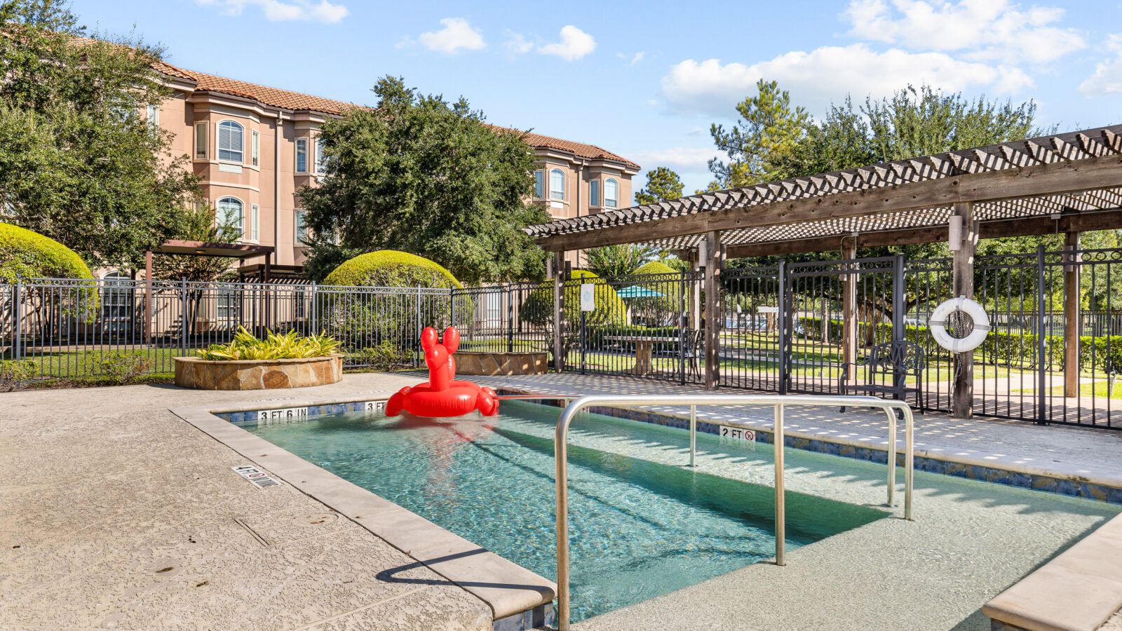The Jasper of Meadows Place Exterior Courtyard 04