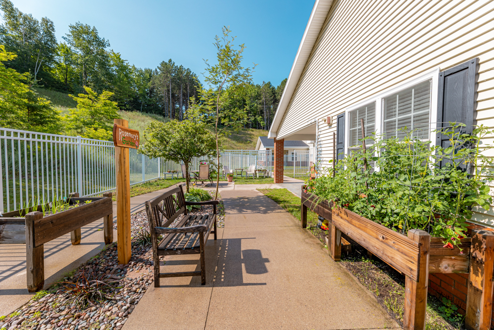 Brookridge Heights Exterior Garden 01